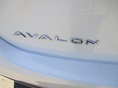 Used 2017 Toyota Avalon Limited FWD image 18