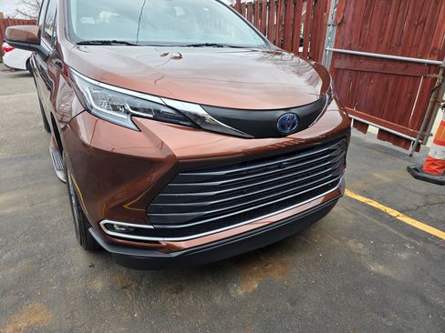 Used 2022 Toyota Sienna XLE image 2