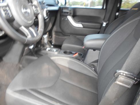 Used 2014 Jeep Wrangler Unlimited Sahara image 9