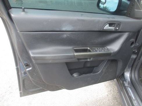 Used 2010 Volvo S40 T5 R-Design image 12