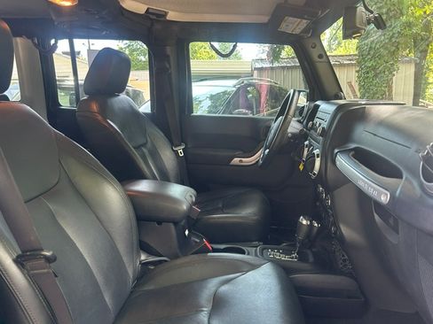 Used 2013 Jeep Wrangler 4WD Unlimited Sahara image 21