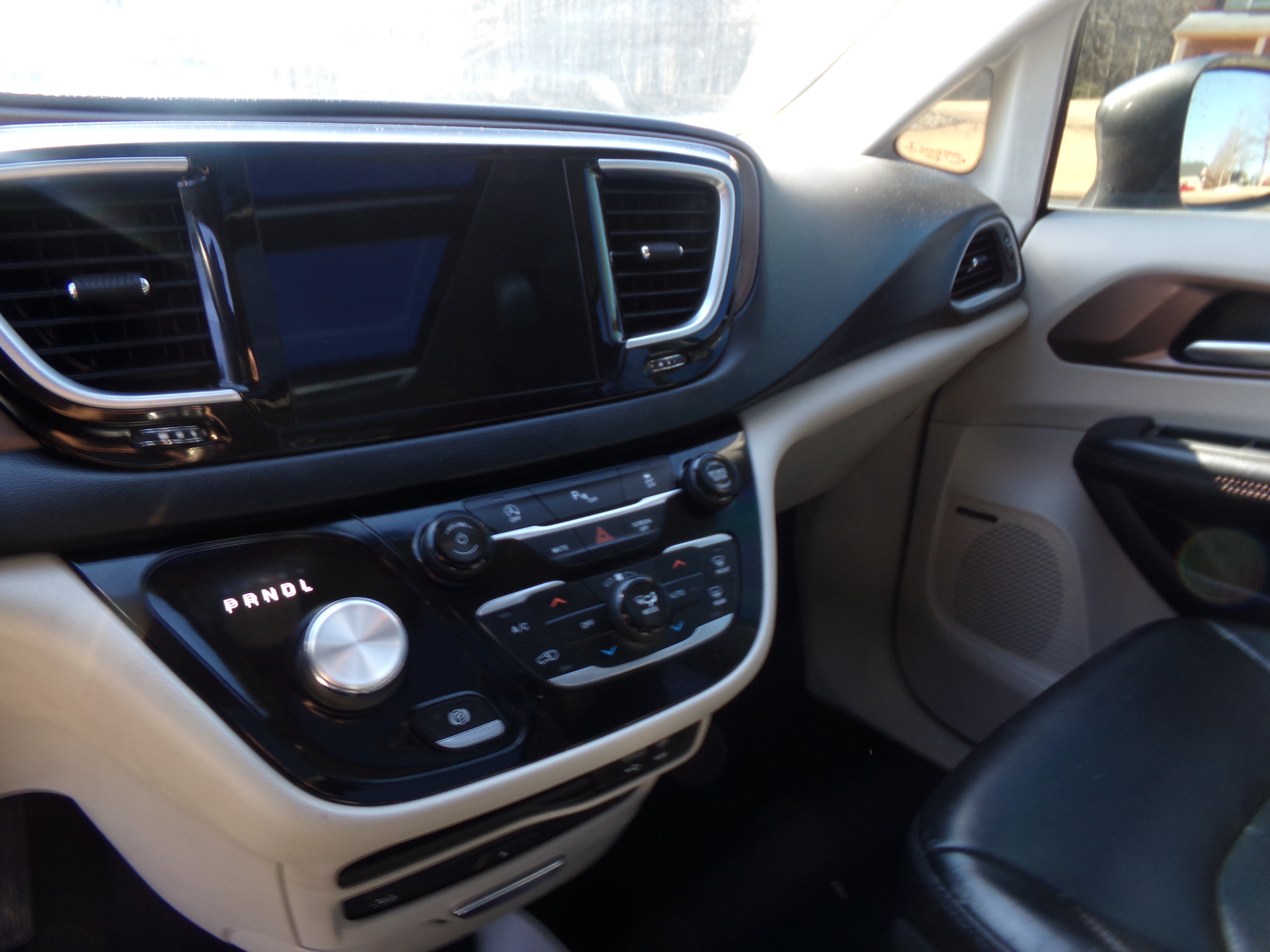 Used 2018 Chrysler Pacifica Touring-L Plus FWD image 10