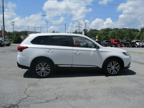 Used 2016 Mitsubishi Outlander 4WD ES image 5