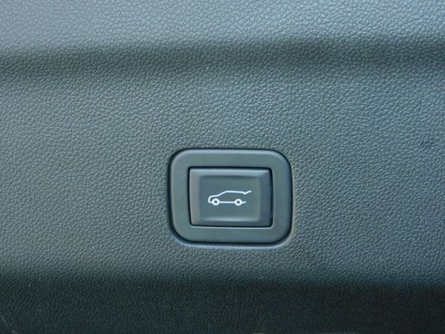 Used 2025 Chevrolet Suburban Z71 image 10