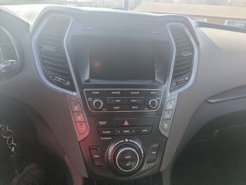 Used 2017 Hyundai Santa Fe SE image 11