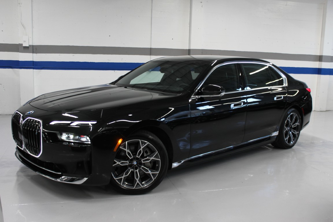 Used 2024 BMW i7 xDrive60 AWD/4WD image 3