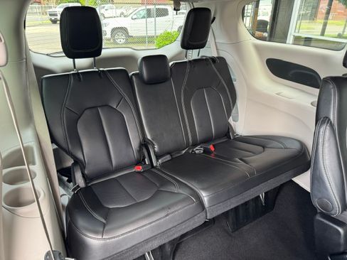 Used 2024 Chrysler Pacifica Touring-L FWD image 16