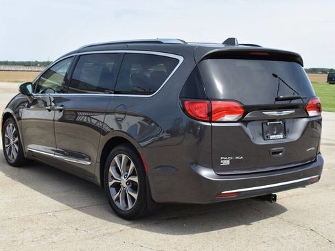 Used 2018 Chrysler Pacifica Limited FWD image 5