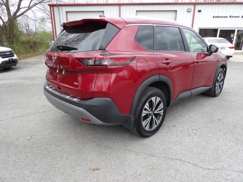 Used 2023 Nissan Rogue SV image 3