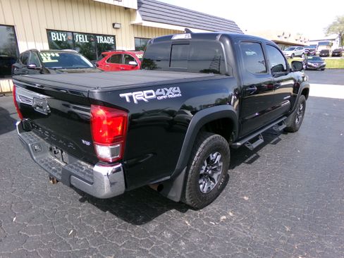 Used 2017 Toyota Tacoma 4x4 Double Cab TRD Off-Road image 5