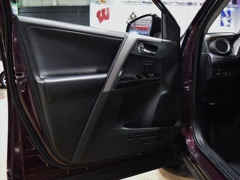 Used 2018 Toyota RAV4 FWD image 30