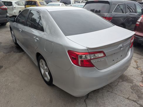 Used 2014 Toyota Camry SE image 3