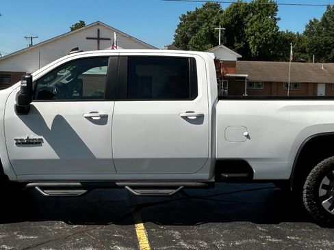 Used 2023 Chevrolet Silverado 2500 4x4 Crew Cab LT image 3