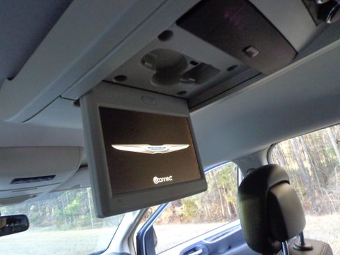 Used 2014 Chrysler Town & Country Touring image 14