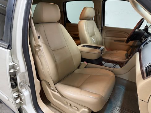 Used 2014 Cadillac Escalade ESV 2WD Premium image 11