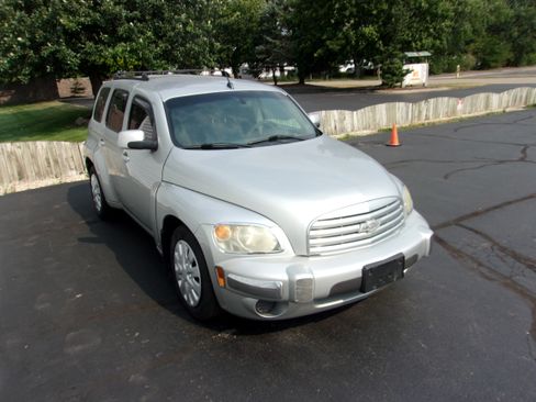 Used 2010 Chevrolet HHR LT w/ 1LT FWD image 2
