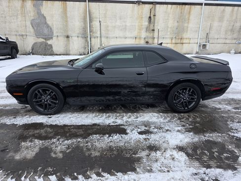 Used 2019 Dodge Challenger SXT image 8