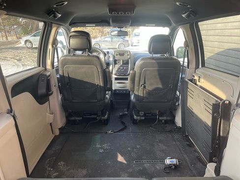 Used 2017 Dodge Grand Caravan SXT image 25