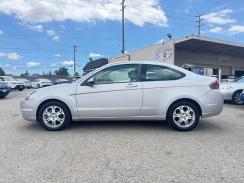 Used 2009 Ford Focus SE Coupe FWD image 4