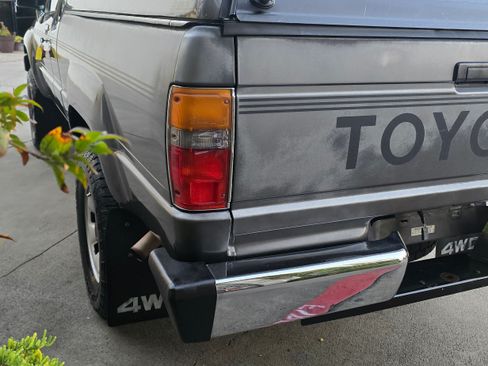 Used 1988 Toyota Pickup Deluxe image 23