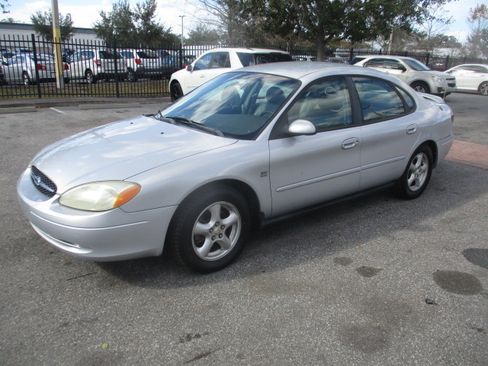 Used 2002 Ford Taurus LX image 2