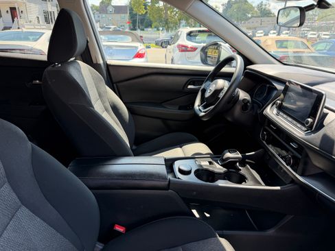 Used 2024 Nissan Rogue AWD SV image 18