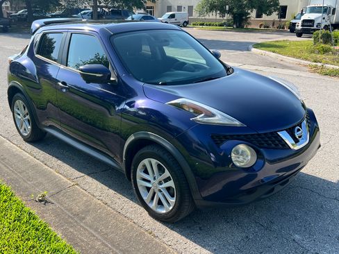 Used 2015 Nissan Juke SV image 2