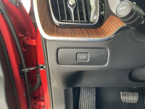 Used 2023 Volvo XC60 B5 Plus image 19