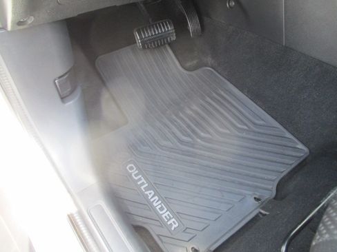 Used 2016 Mitsubishi Outlander 4WD ES image 15
