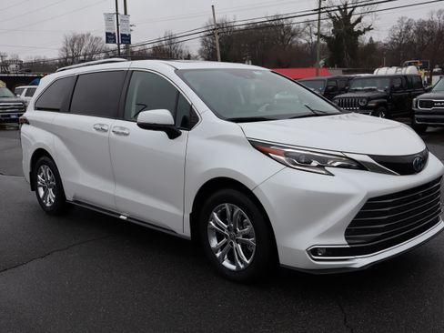 Used 2024 Toyota Sienna Platinum image 10