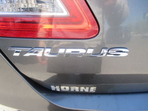 Used 2015 Ford Taurus SEL image 9