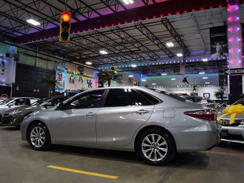 Used 2016 Toyota Camry SE image 4