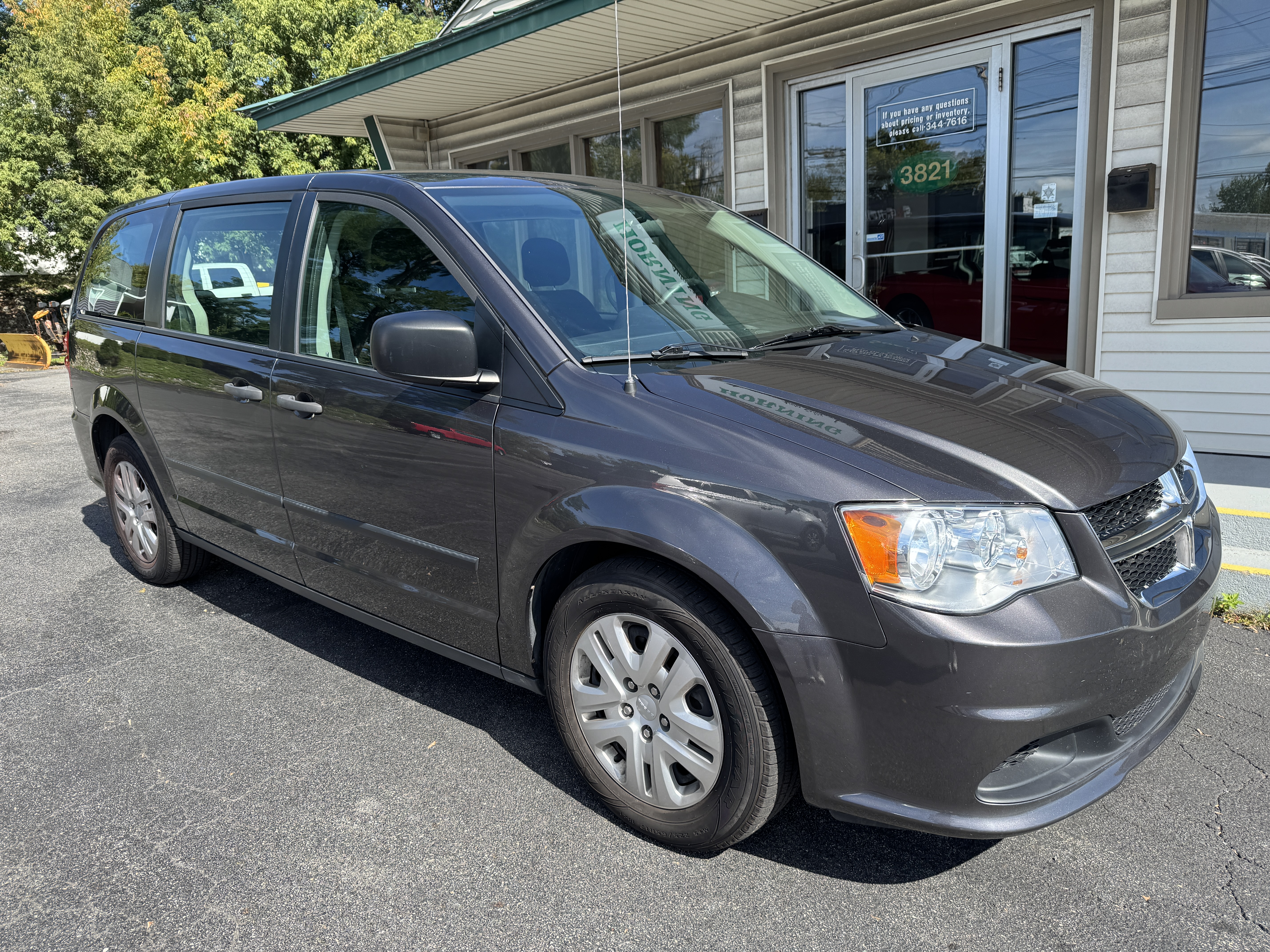 Used 2016 Dodge Grand Caravan American Value Package FWD image 2