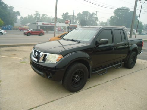 Used 2015 Nissan Frontier 4x4 Crew Cab SV image 12