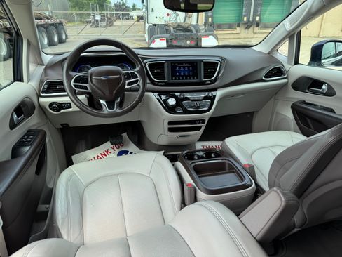Used 2018 Chrysler Pacifica Touring-L image 16