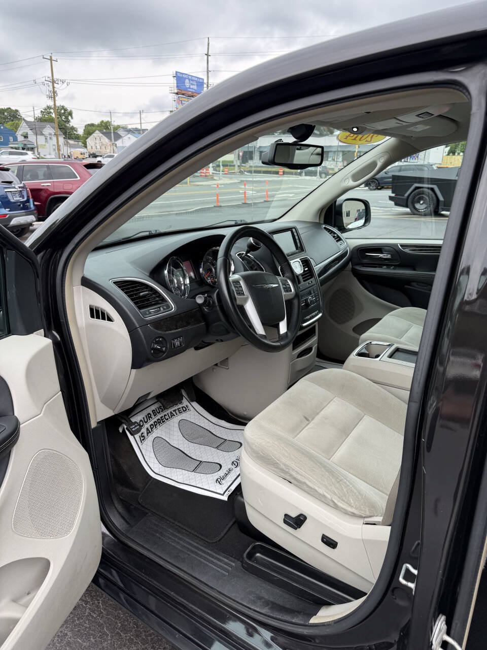 Used 2014 Chrysler Town & Country Touring FWD image 10
