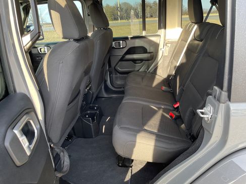 Used 2018 Jeep Wrangler Sahara image 8