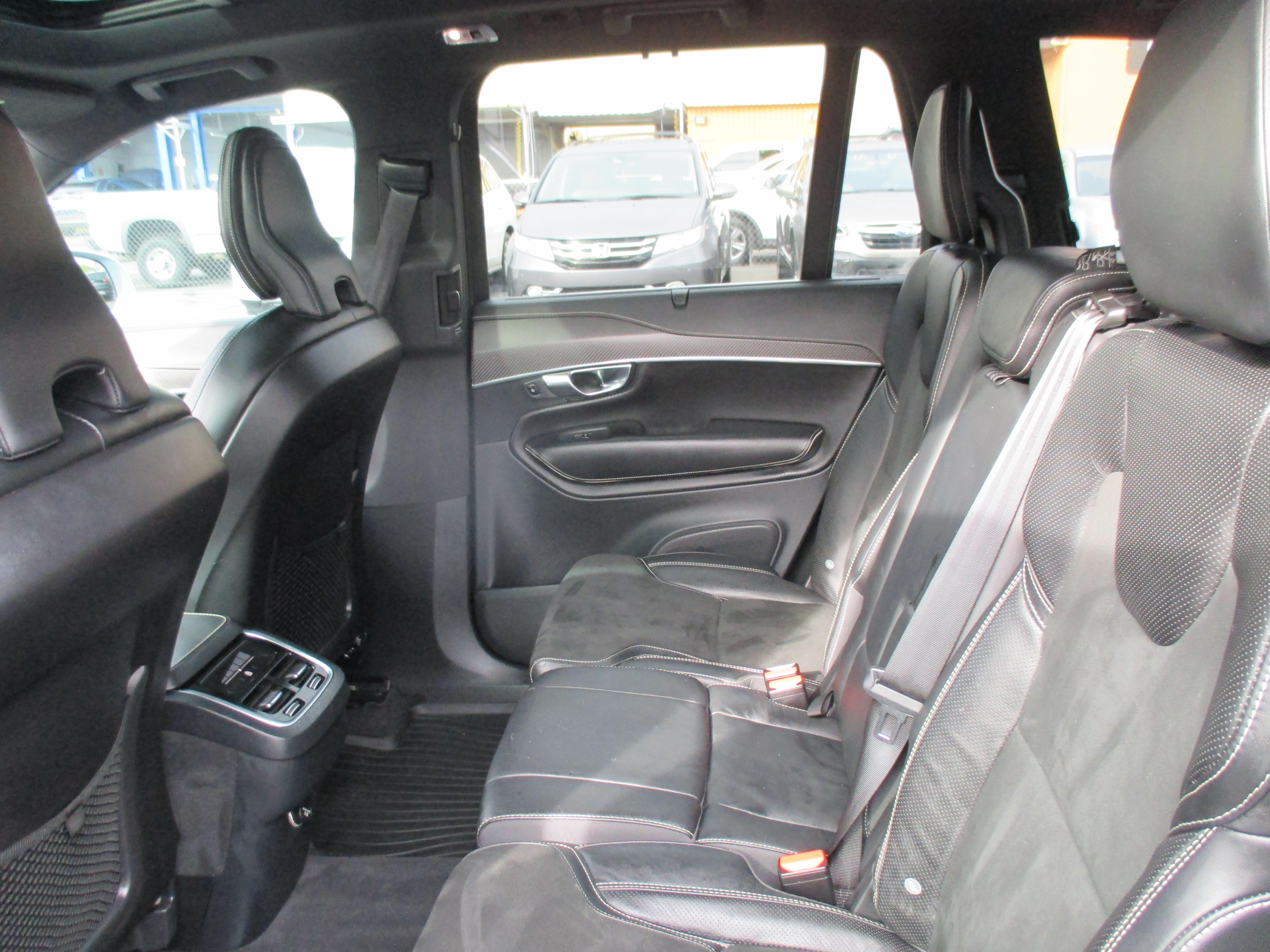 Used 2019 Volvo XC90 AWD T5 R-Design image 11