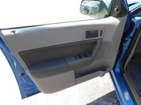 Used 2010 Ford Focus SE image 10