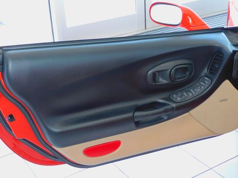 Used 1998 Chevrolet Corvette Stingray Convertible w/1LT image 14