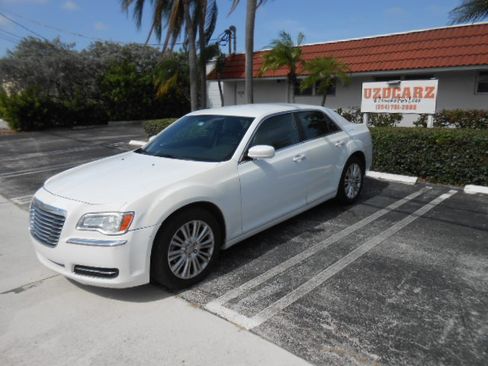 Used 2014 Chrysler 300 AWD image 1
