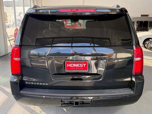 Used 2018 Chevrolet Suburban LT image 4