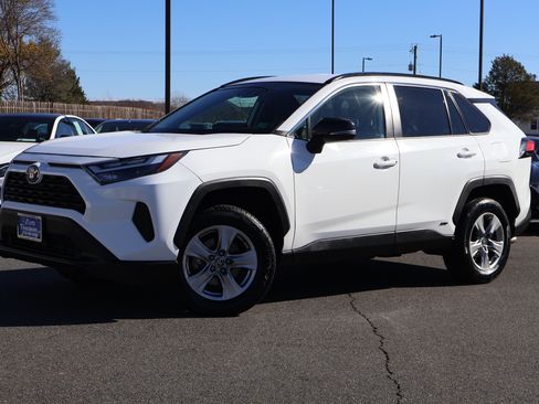 Used 2022 Toyota RAV4 XLE image 2