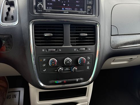 Used 2020 Dodge Grand Caravan SE image 10