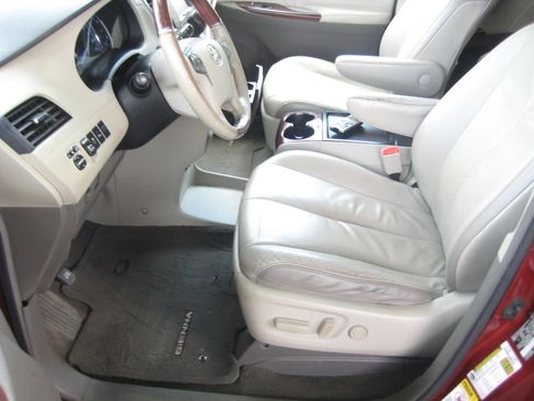 Used 2011 Toyota Sienna XLE Limited image 6