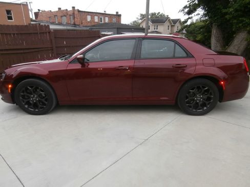 Used 2019 Chrysler 300 S image 8