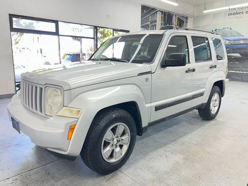 Used 2012 Jeep Liberty Sport image 2