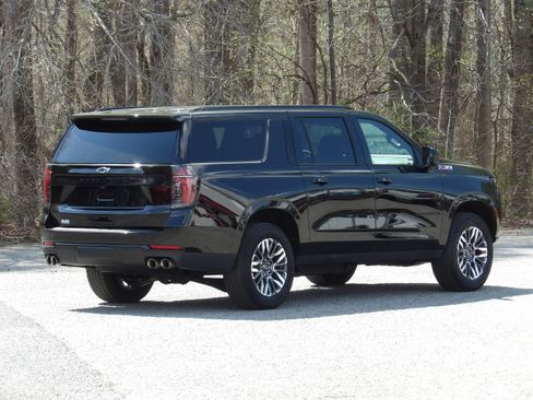 Used 2025 Chevrolet Suburban Z71 image 9