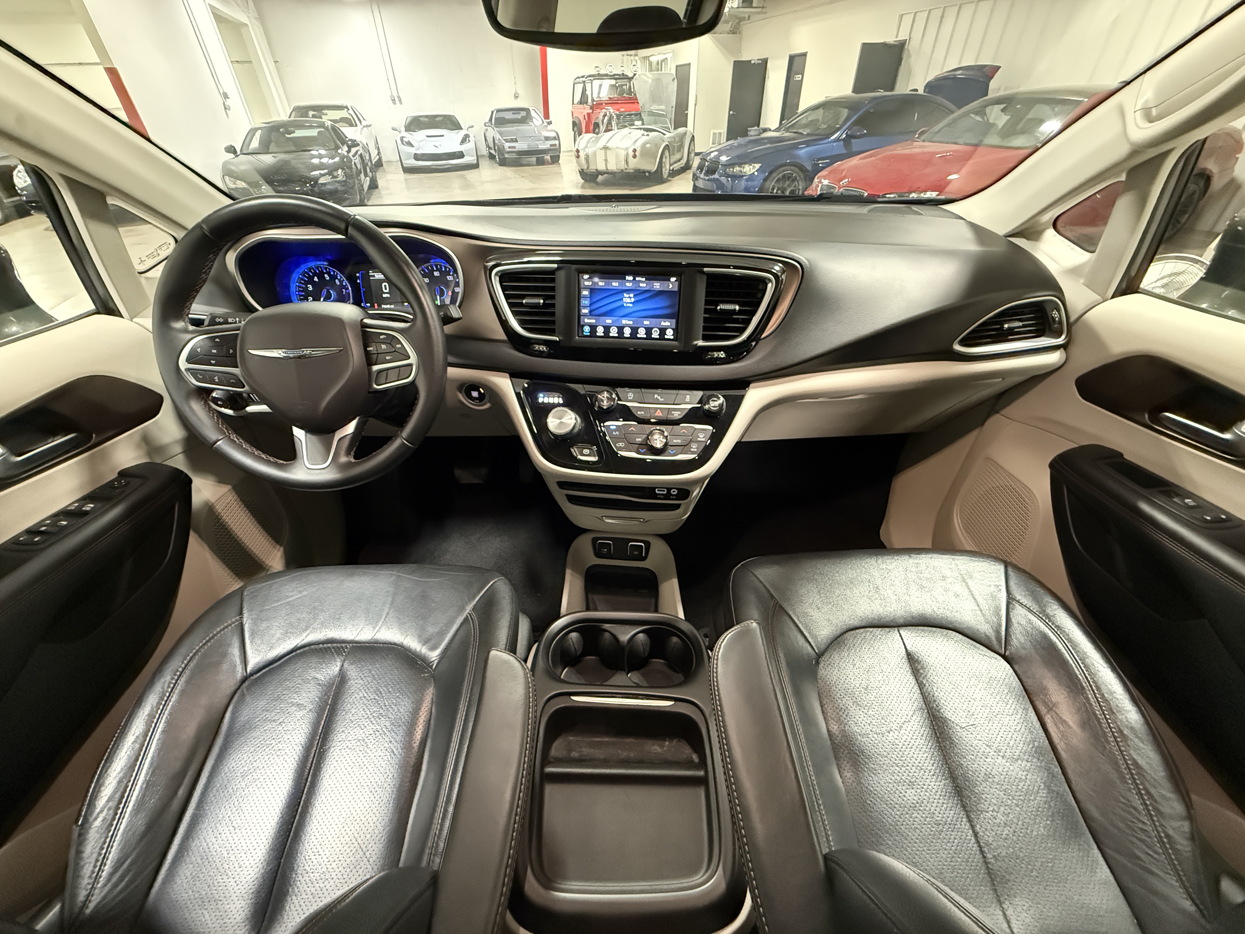 Used 2018 Chrysler Pacifica Touring-L FWD image 23