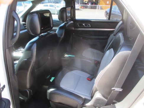 Used 2018 Ford Explorer XLT image 8